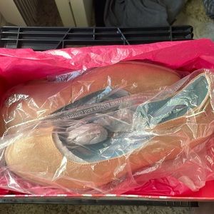 CHINESE LAUNDRY 8.5 women Tan wedges